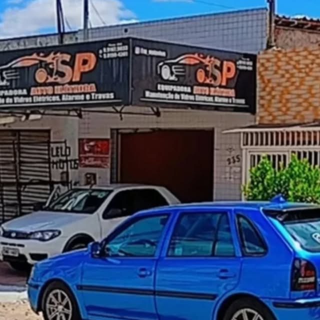 Fachada da SP Equipadora Auto Elétrica, com a placa e carros na frente