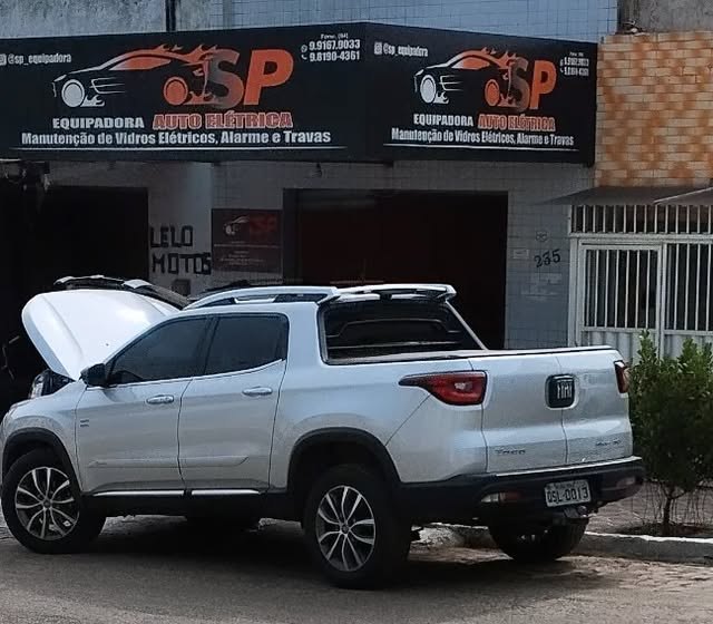 Fiat Toro de capô aberto na frente da SP Equipadora