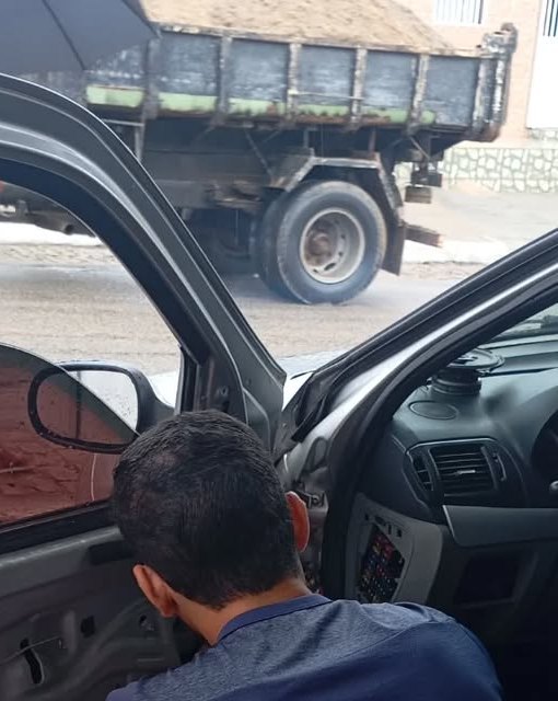 Serviço na porta de um carro, foto do Instagram da loja